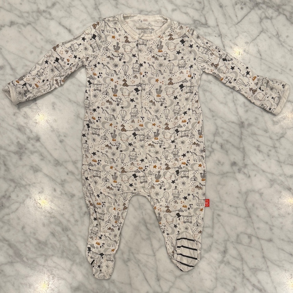 Magnetic Me- Circus Print Cream with Black & Gold Accents